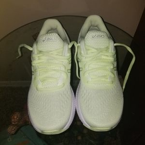 Asics gel excite8 ....size 7